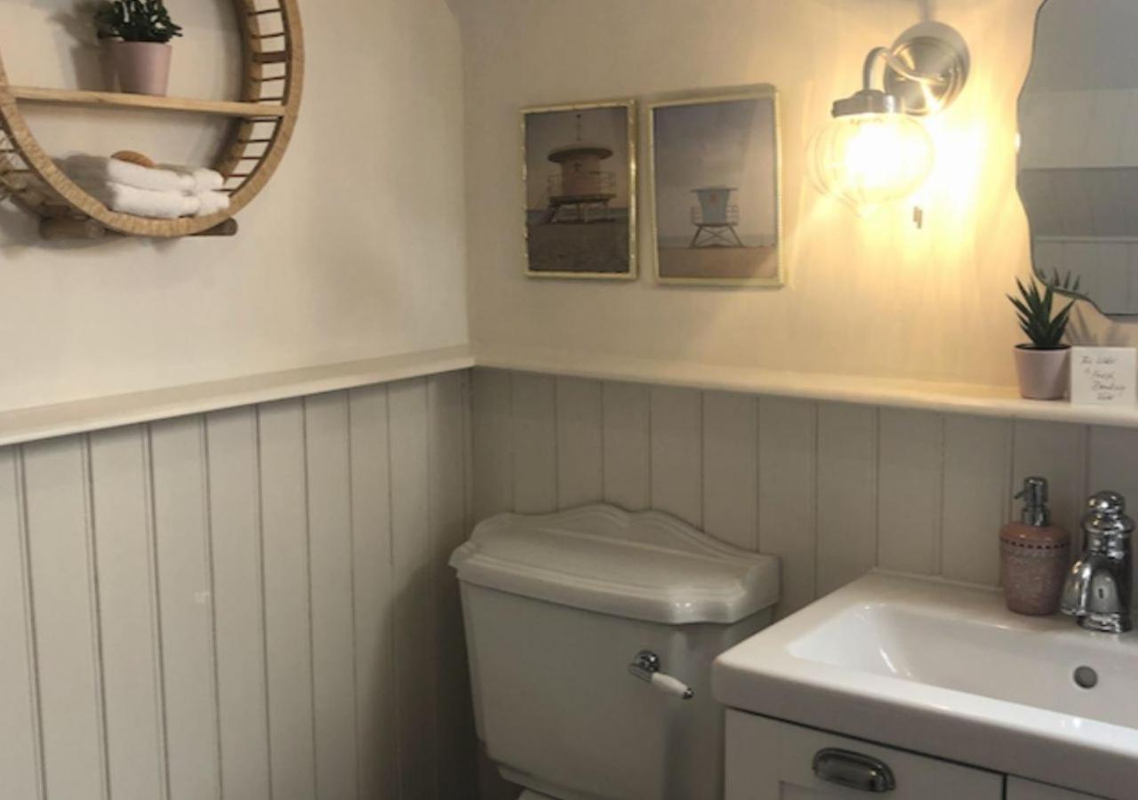 The Pink Cottage Upstairs Suite & Garden Summer Room Whitehead Εξωτερικό φωτογραφία