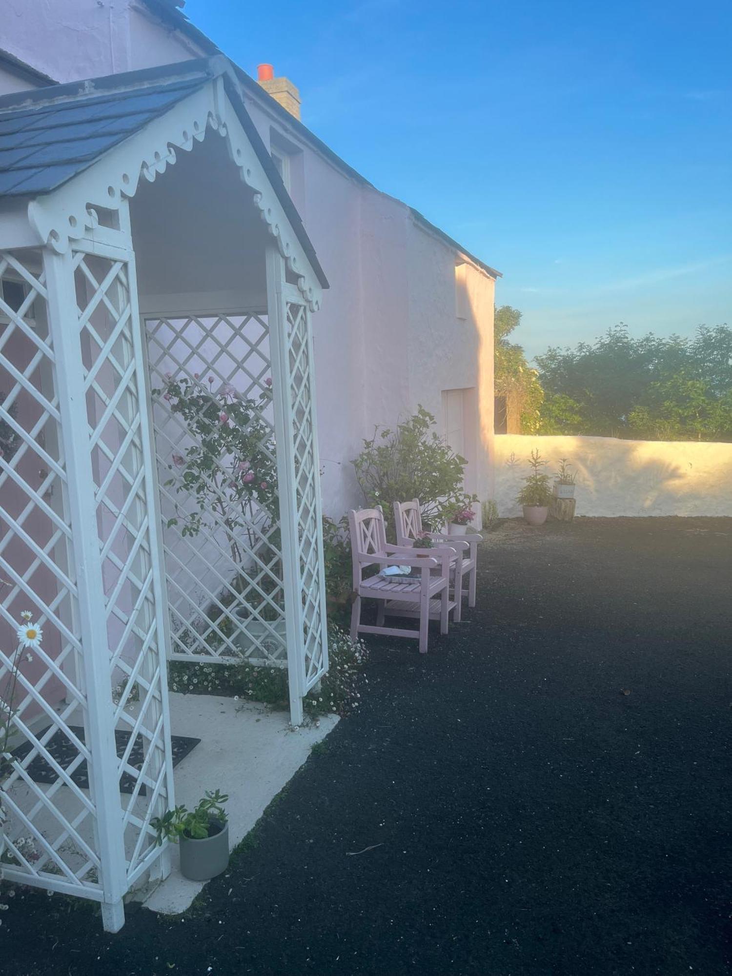 The Pink Cottage Upstairs Suite & Garden Summer Room Whitehead Εξωτερικό φωτογραφία