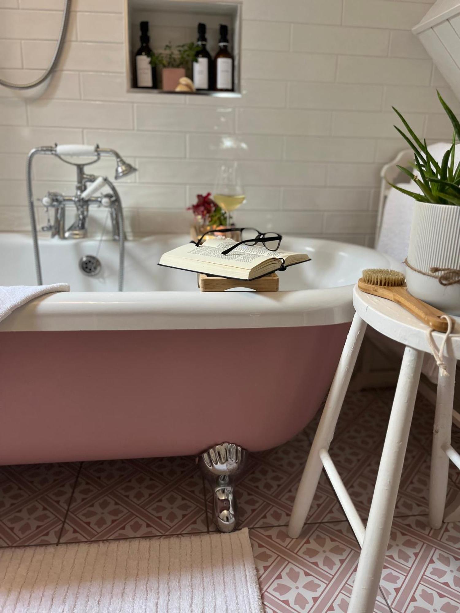 The Pink Cottage Upstairs Suite & Garden Summer Room Whitehead Εξωτερικό φωτογραφία