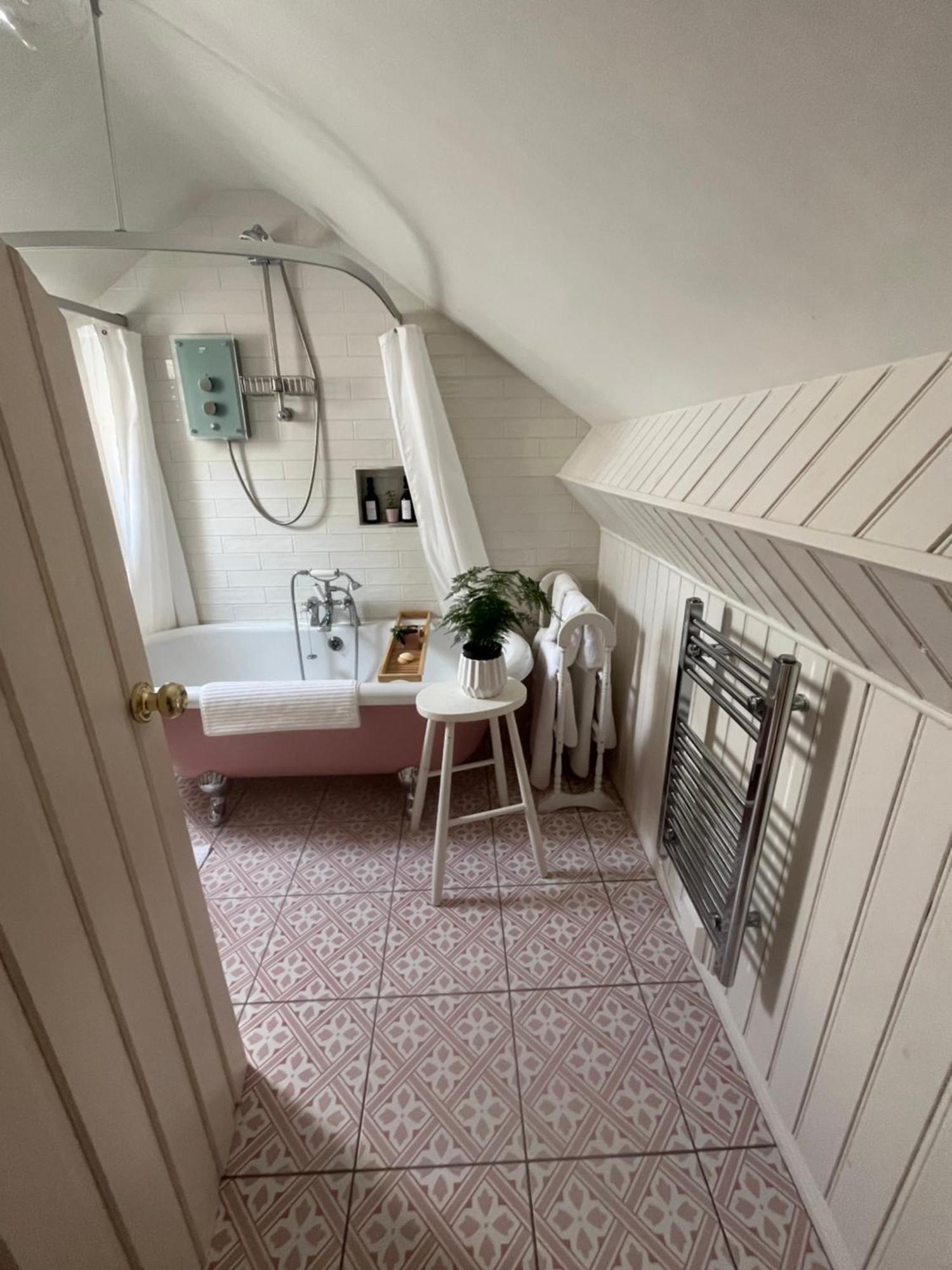 The Pink Cottage Upstairs Suite & Garden Summer Room Whitehead Εξωτερικό φωτογραφία